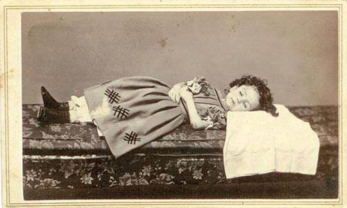 A photographic museum explores the 19th century's profusion of images of dead children.