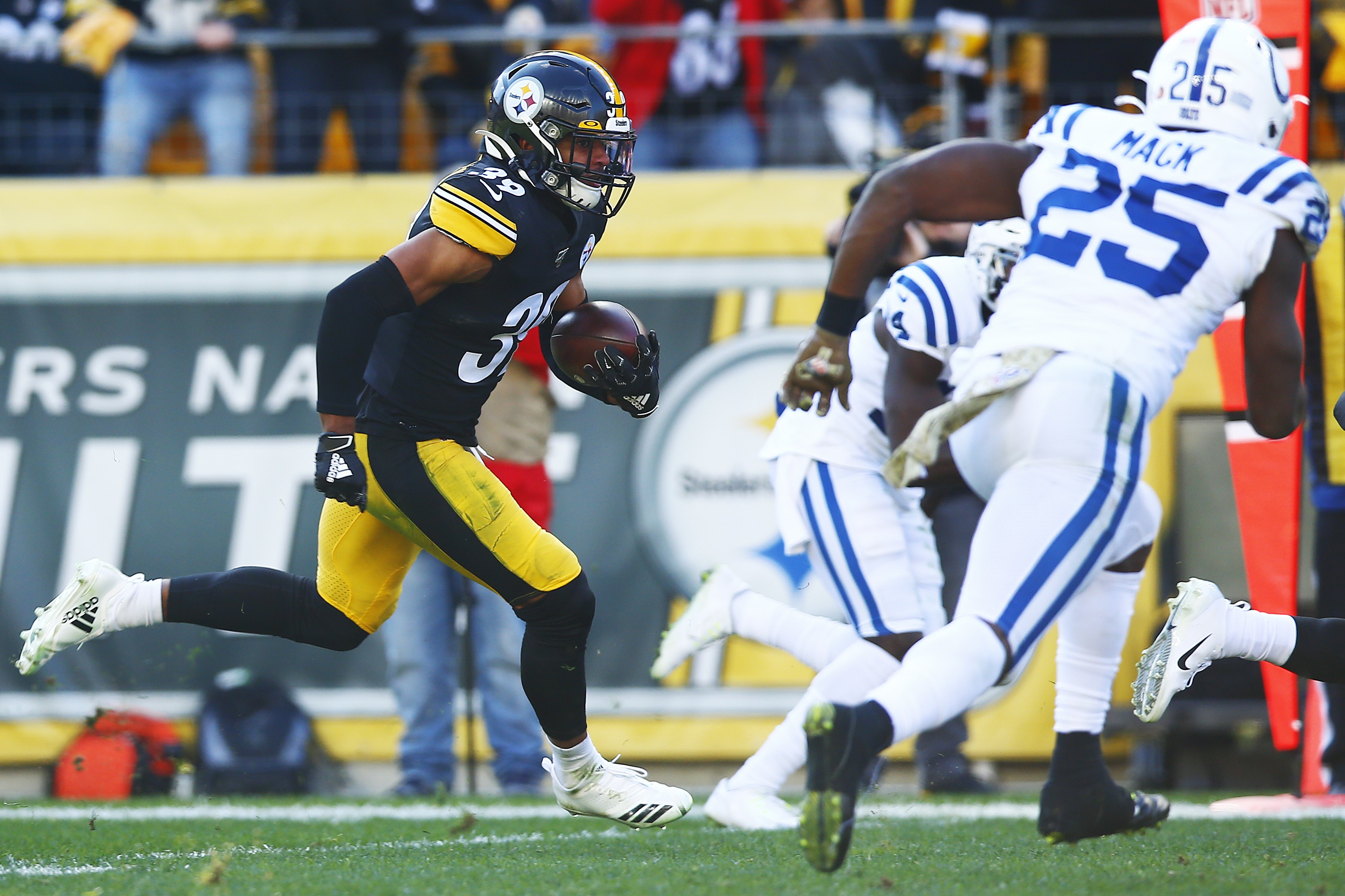 Pylon Pics: Steelers win puts team back in contention