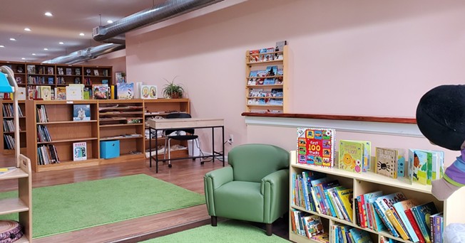 B是为了书籍，一个免费的儿童书店，旨在提高年轻读者的识字能力和阅读乐趣